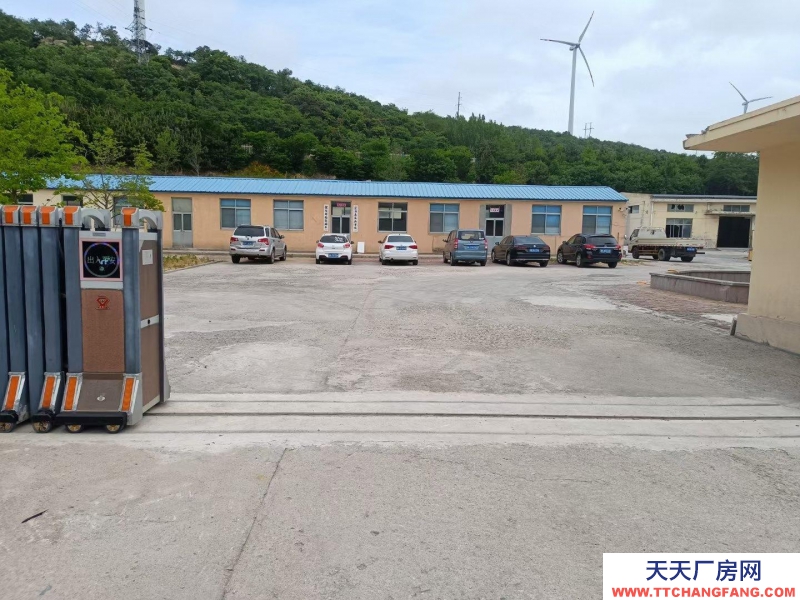 威海文登清石河村西500米，206國道路北，交通方便！