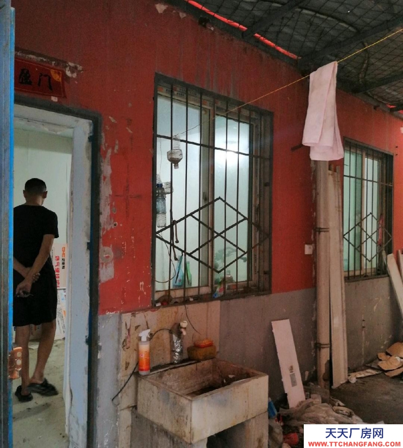 邯鄲 峰峰礦區(qū) 小院可以放一輛車，有水電可以做倉庫