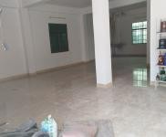 (出租) 房子整潔，干凈。帶水電生活設(shè)施。人，可辦公。