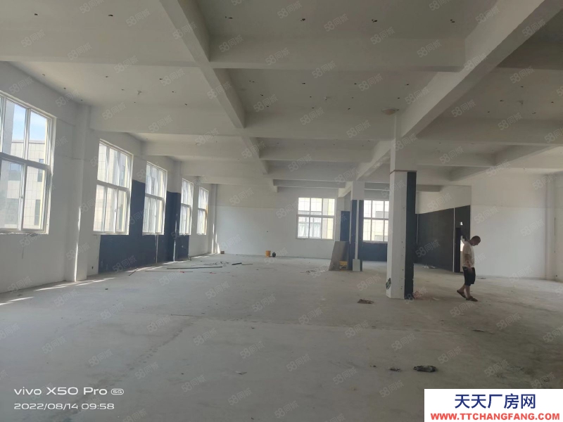 菏澤牡丹廠房面積8000平，寬敞明亮，適合做工業。周圍交通便利，出行，購物方便