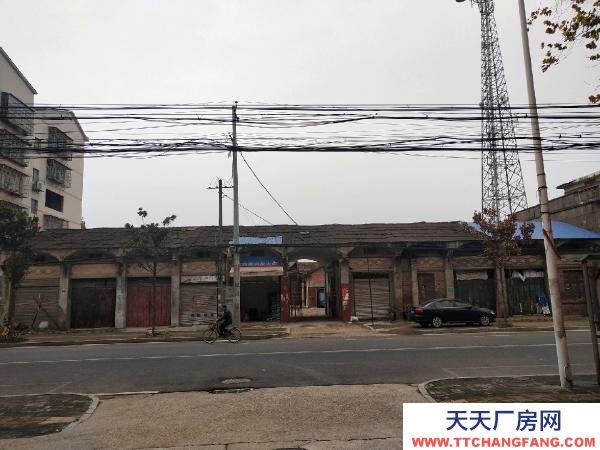 岳陽市君山區 臨街門面房加大院廠房，交通便利，水電證件齊全