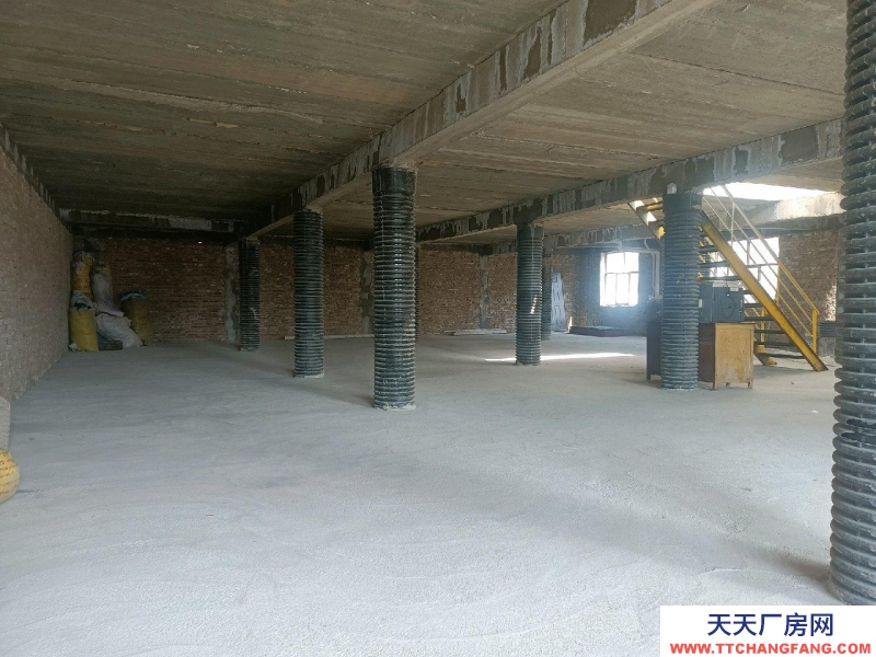 西寧交通便利，道路寬廣，門口可停車，9米的貨車可進