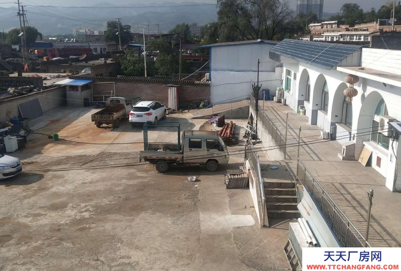 (出租) 交通方便，院落寬敞，帶四間房屋