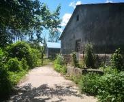 (出售) 急售農村房屋和養豬場，位于朝陽川三峰5隊，共1000平米多