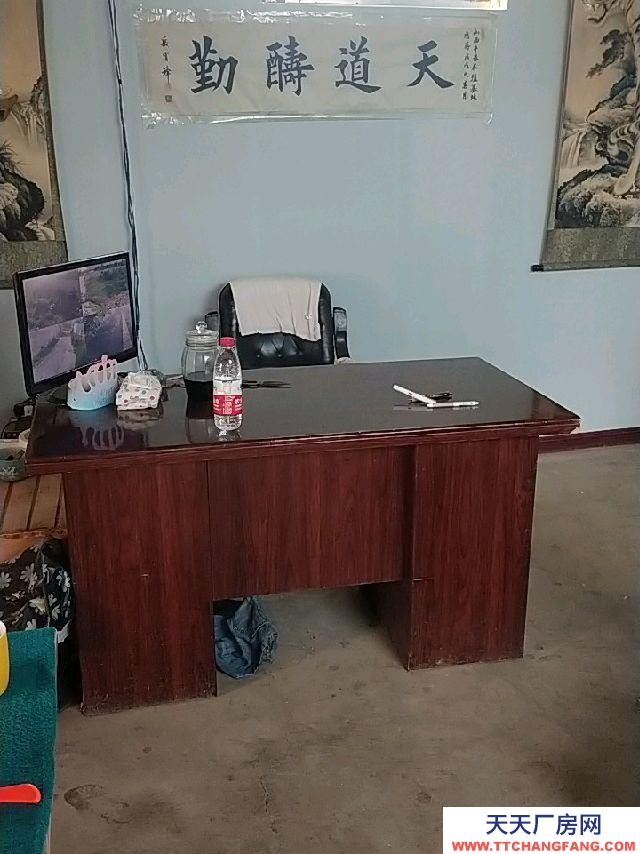 (出租) 5畝大院子水三項(xiàng)電，豬圈辦公室菜園空地三畝，二百平米庫(kù)房