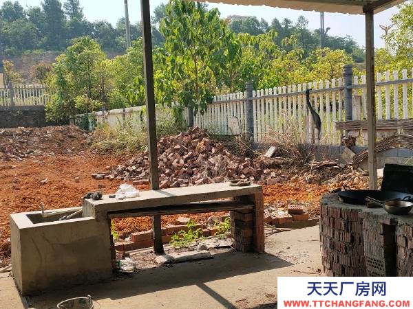 永州市冷水灘區(qū)倉庫出租 在永州大道主路,辦公房屋4間,簡易廠房一棟,。水電齊全。