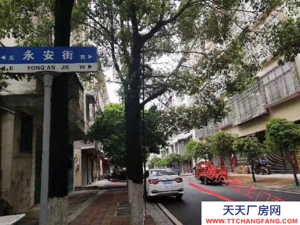永州市祁陽區物資倉庫 臨街門面帶廚衛出租，門前可停小車，側面可停貨車，卸貨很方便。