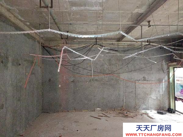 婁底市婁星物資倉(cāng)庫(kù) 在婁底沃爾瑪超市旁，交通便利，方便停車卸貨。