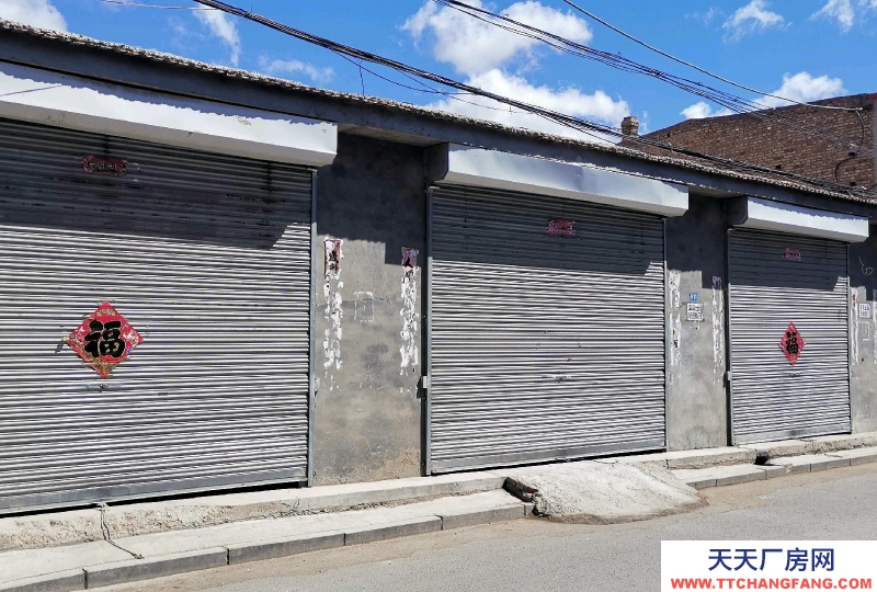 (出租) 新城庫(kù)房長(zhǎng)方形能進(jìn)叉車。每間100平米共有三間，可整租也可分租