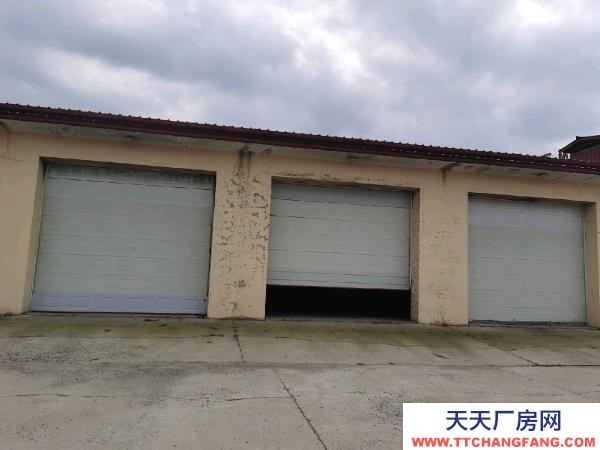 平房位于哈五公路，交通便利，院內寬敞，水泥路面平整。