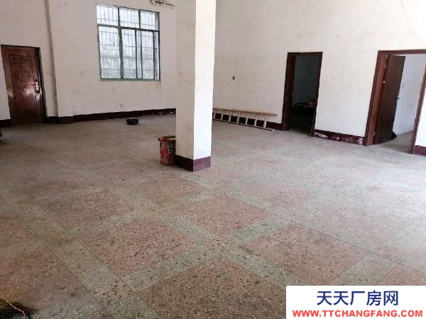 婁底市漣源物資倉庫 交通方便，位置好，門前有個大坪方便停車。