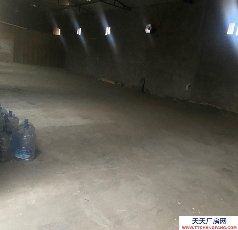 張家口 橋西 方便食品廠房 (出租) 東辛莊，南環往南，明湖往西，交通便利，大車進出方便。