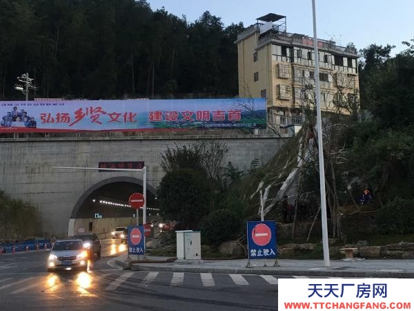 湘西市吉首腌臘肉制品廠房 吉首市汽車(chē)西站附近 面積1000多平方米，有意者租金可商量