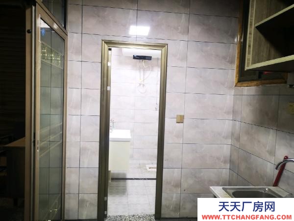 湘西市吉首物資倉庫 高新區宏達廣場周邊，交通便利，車可以開到門口