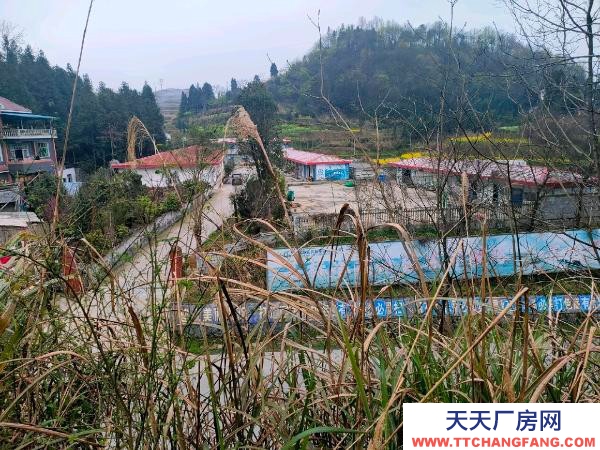 湘西市鳳凰機加工廠房 交通方便，混泥土地面。
