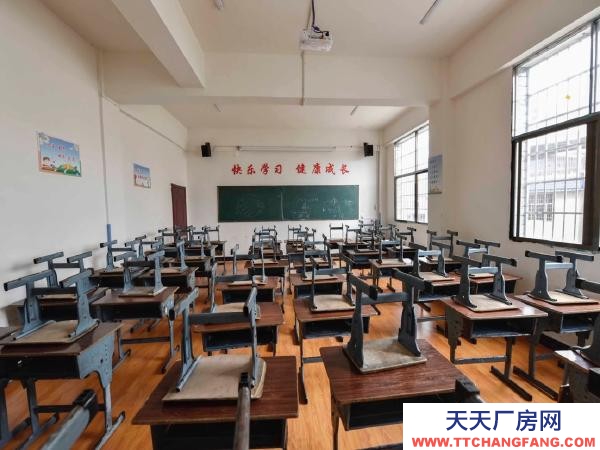 湘西市保靖物資倉庫 交通便利，路邊可停車