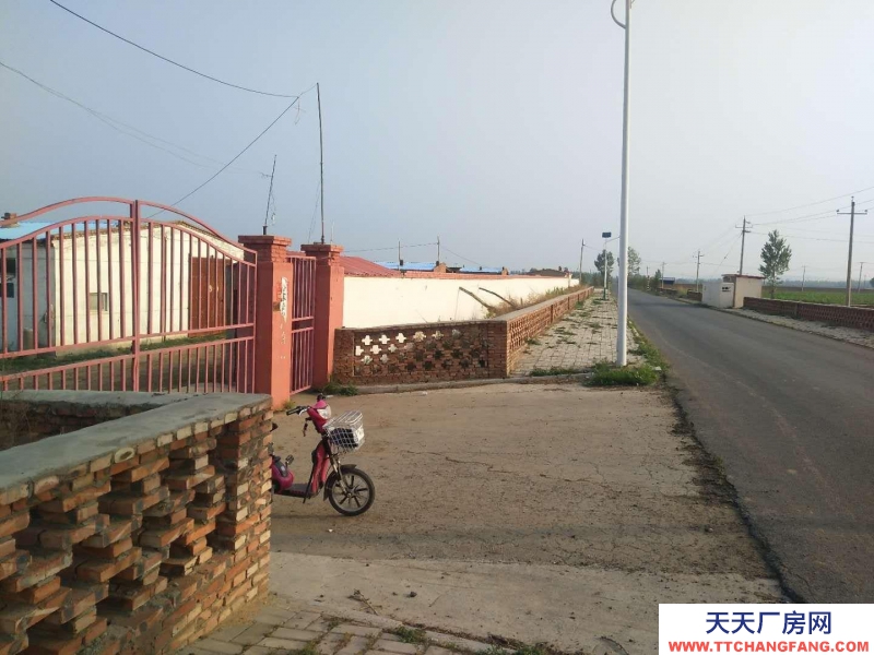 (出售) 呼市周邊土地出售，牧場養殖場有院墻，交通便利，占地20畝