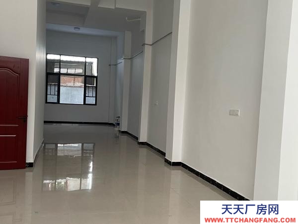 張家界市慈利物資倉庫 一樓門面120平方米，水電齊全，有衛生間，洗手臺