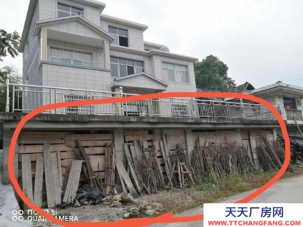 張家界市桑植罐頭廠房  鄉道上，隔高速路出口近，交通方便。四間連通的，也可分割出租。