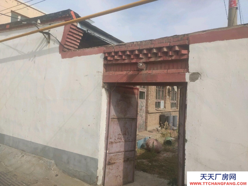 (出售) 包頭正房四間，南房四間，獨門獨院