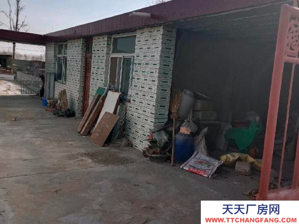 銀川市賀蘭機(jī)加工廠房 民用，前面是四合院兒，后面是羊圈