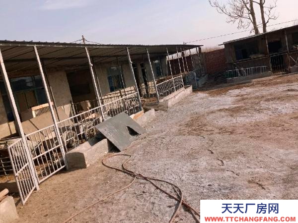 銀川市賀蘭機(jī)加工廠房 民用，前面是四合院兒，后面是羊圈