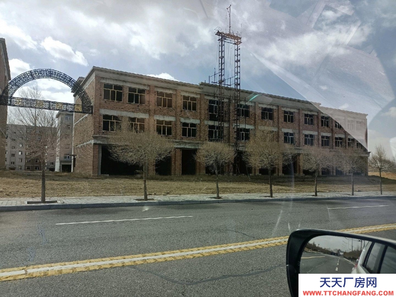 (出售) 包頭養殖場土地4000平米已建房屋2千平米道路方便大車出入