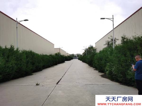 吳忠市利通物資倉庫 工廠閑置倉庫，交通便利，水電等設施齊全，面積大，租金低。