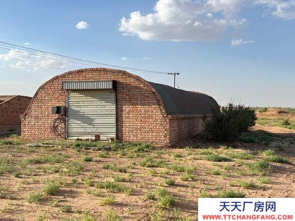 吳忠市鹽池養(yǎng)殖廠 養(yǎng)殖方便快捷，可養(yǎng)羊，養(yǎng)雞。草料房，洗羊池，水井，住宅區(qū)都有