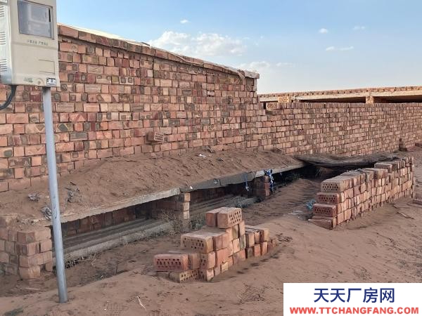 吳忠市鹽池養(yǎng)殖廠 養(yǎng)殖方便快捷，可養(yǎng)羊，養(yǎng)雞。草料房，洗羊池，水井，住宅區(qū)都有