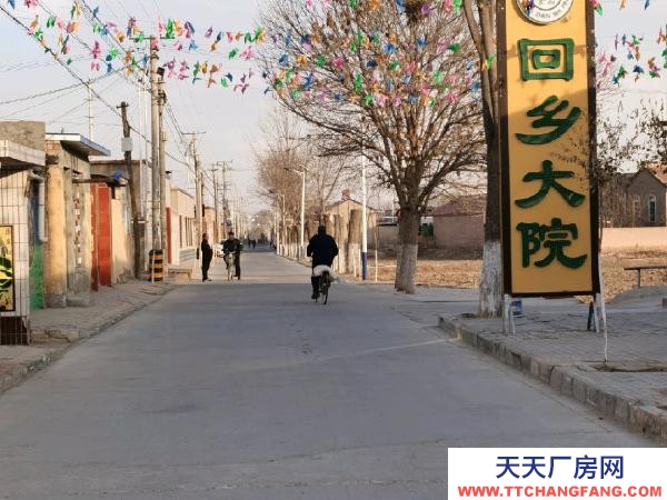 中衛市沙坡頭物資倉庫  渡口二隊回鄉大院對面有100、300和500平方等庫房出租，