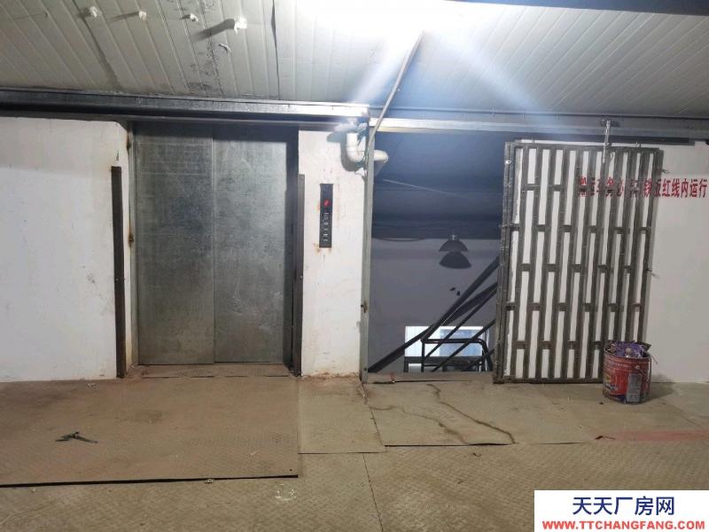 臺(tái)州市路橋(出租) 二層閣樓倉(cāng)庫(kù),月租金每平方7元,電梯上下貨,大車進(jìn)出方便