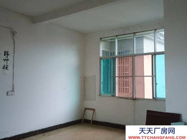 贛州市瑞金物資倉庫 本是寫字樓可以用來房貨，空間很大一個單間加一個客廳