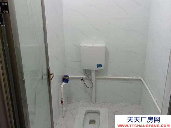 贛州市信豐物資倉庫 房屋出租，一樓可辦公、住人，獨立衛生間。制衣、窗簾加工