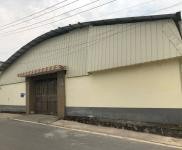 房子位于大河鄉(xiāng)蒙正村西瓜園附近，是一棟三層樓房單層面積約130多平，并且包含一個200多平的廠房，可作...