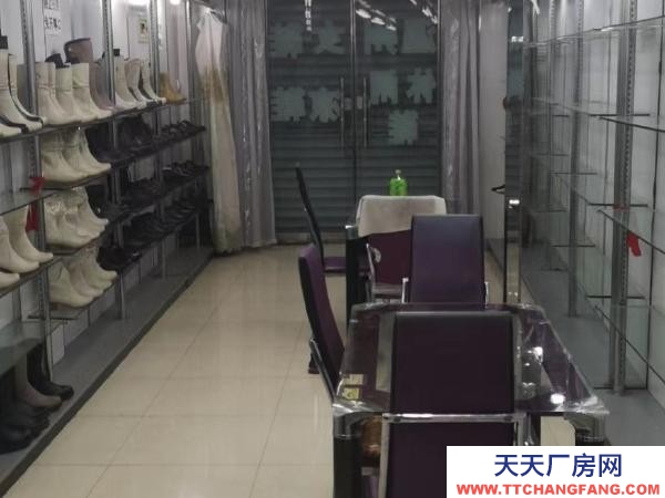 綏芬河青云路西新安街南華建綜合樓1樓出租門廳，帶貨架的鞋廳