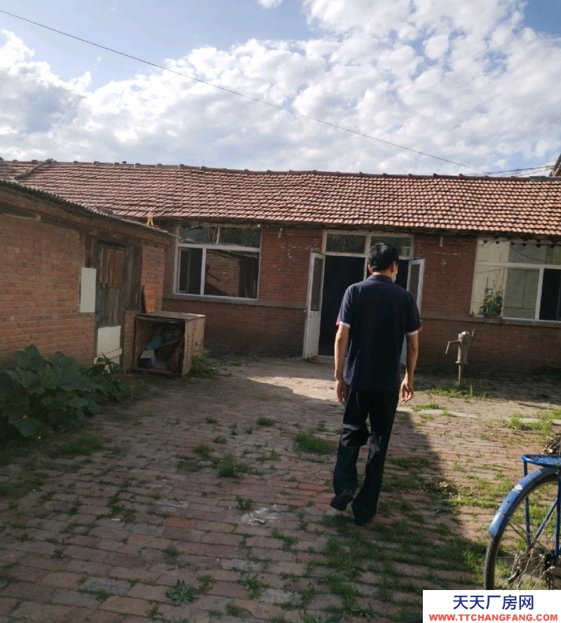 承德 圍場(chǎng)(出租) 通祥街臨街400平大院，貨車可進(jìn)院。