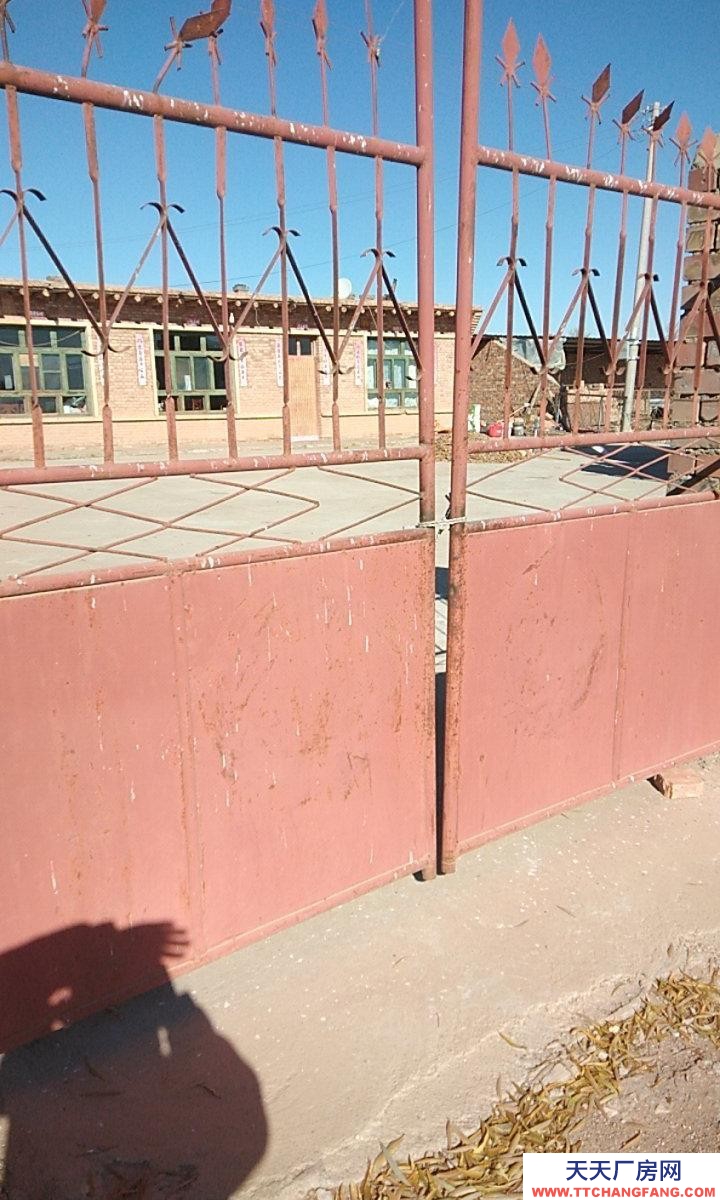 (出售) 巴彥淖爾房屋占地面積3畝有魚塘一個可做養殖廠房房屋占地面積共12畝