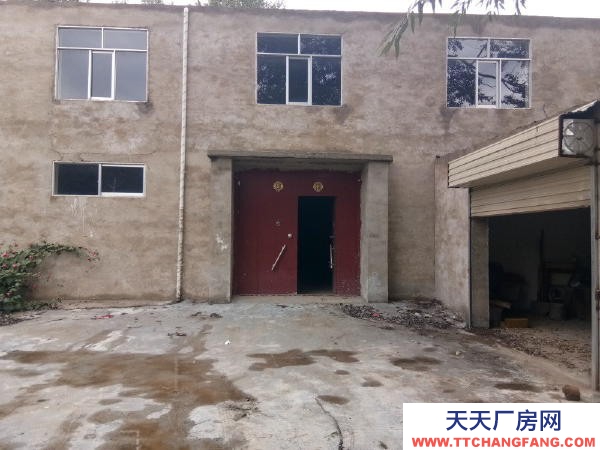 湟中上下兩層共930㎡，門口有車位。