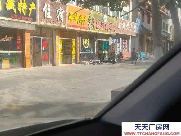 格爾木江源路東市場對面，是兩個后院。