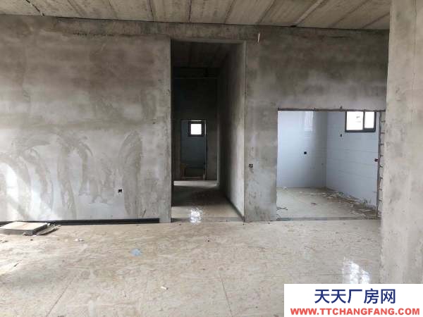 格爾木房屋周邊環境配套設施齊全，中，小學公交車都在附近出行方便