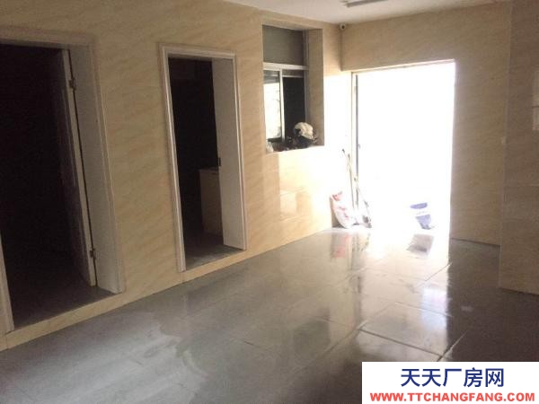 九江市瑞昌物資倉庫 (出租) 該房位于瑞昌市柳湖公園，建設(shè)銀行旁，一樓，做倉庫非常方便