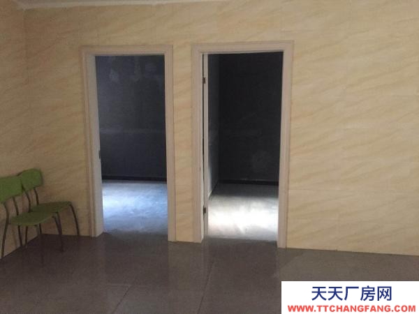 九江市瑞昌物資倉庫 (出租) 該房位于瑞昌市柳湖公園，建設銀行旁，一樓，做倉庫非常方便