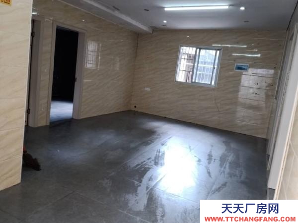 九江市瑞昌物資倉庫 (出租) 該房位于瑞昌市柳湖公園，建設銀行旁，一樓，做倉庫非常方便