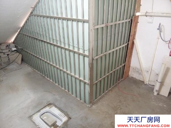 九江市修水物資倉庫 以前買的車庫 簡單裝修通水電 有單人床和桌子衛生間