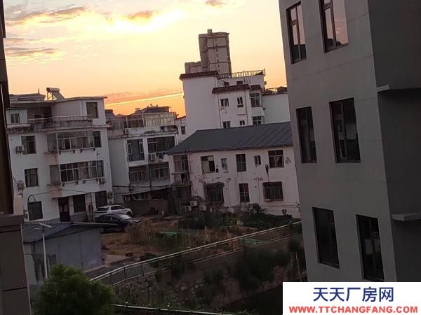 九江市湖口物資倉庫 本人所有，中介勿擾，簡裝，環(huán)境安靜，購物上學(xué)非常方便。