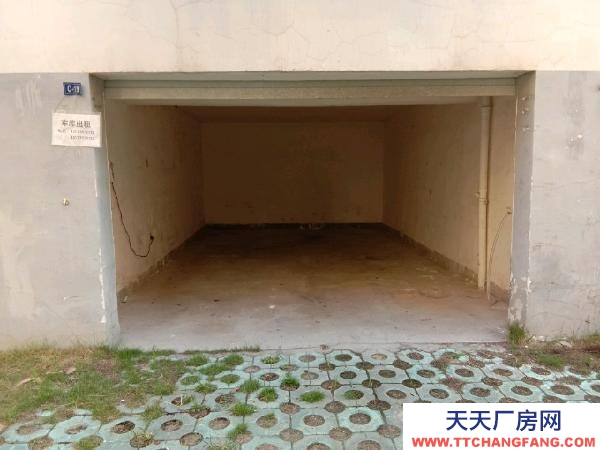 宜春市袁州物資倉庫 車庫前面還有停車位，價(jià)格便宜，停車或放貨物的理想選擇。