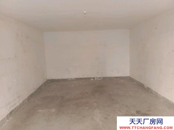 宜春市袁州物資倉(cāng)庫(kù) 車庫(kù)前面還有停車位，價(jià)格便宜，停車或放貨物的理想選擇。