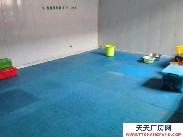 旅順口主干道邊上，農貿市場邊上，交通方便