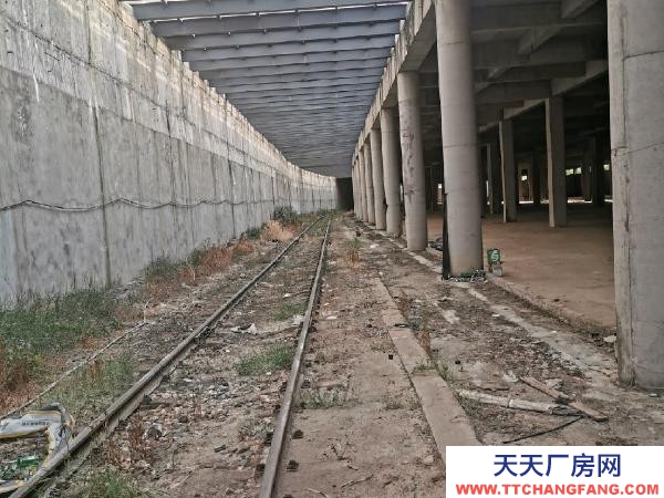 宜春市樟樹物資倉庫 六碼頭散貨場，有鐵路專用線直通庫房里。